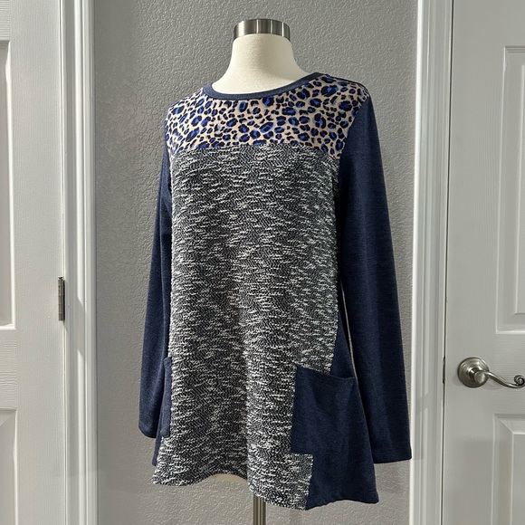 ❗️3/$20❗️Logo by Lori Goldstein Brushed Terry Mixed Media Top - Picture 3 of 11